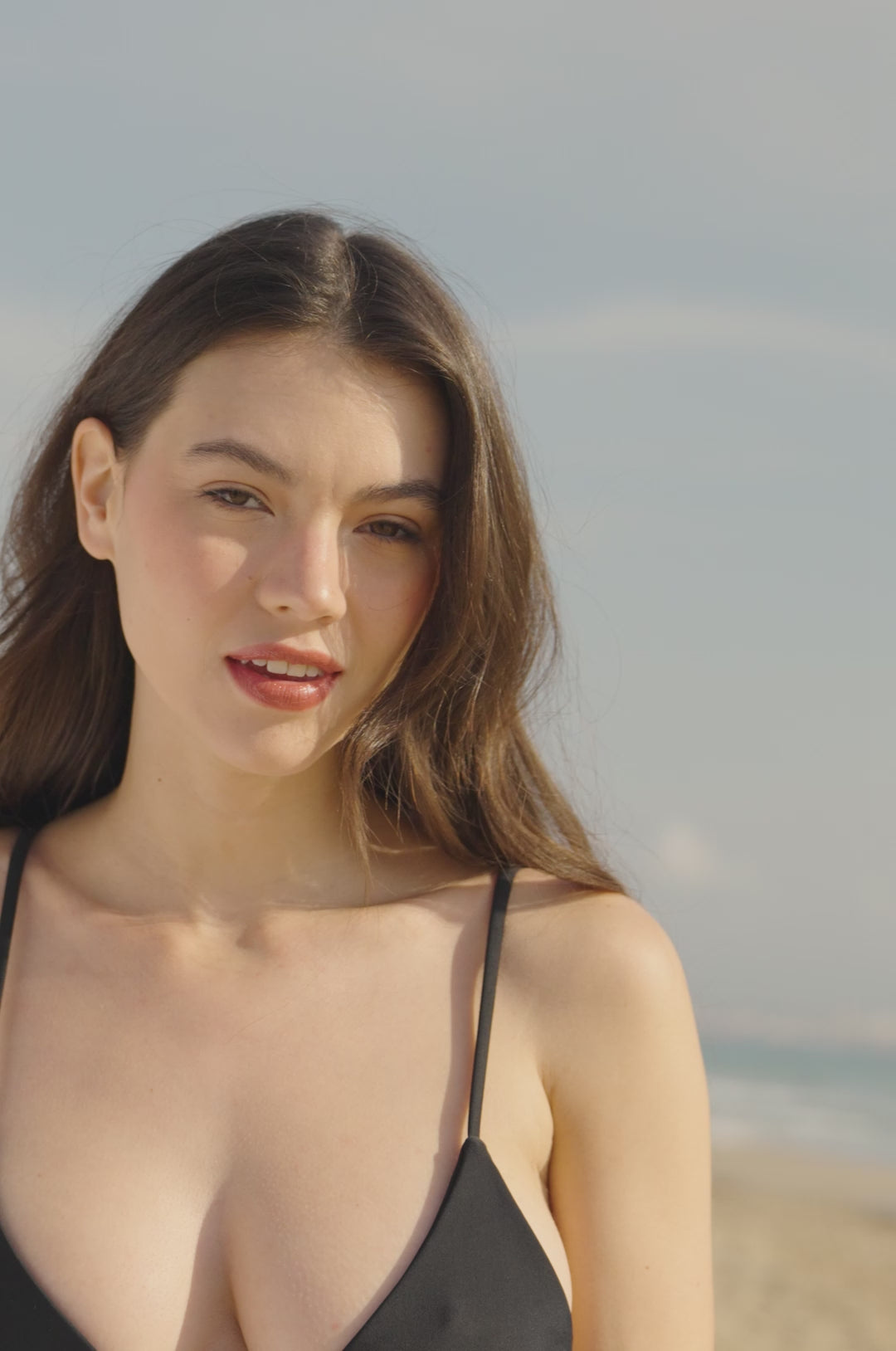 Carica video: Kai Top + Lilo Bottom Black Bikini