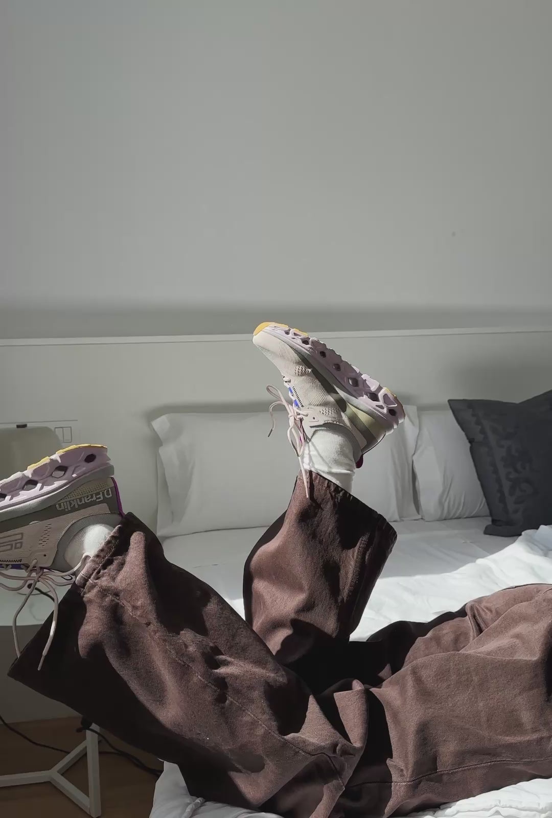 Carica video: Aero Sneakers Mesh Cream
