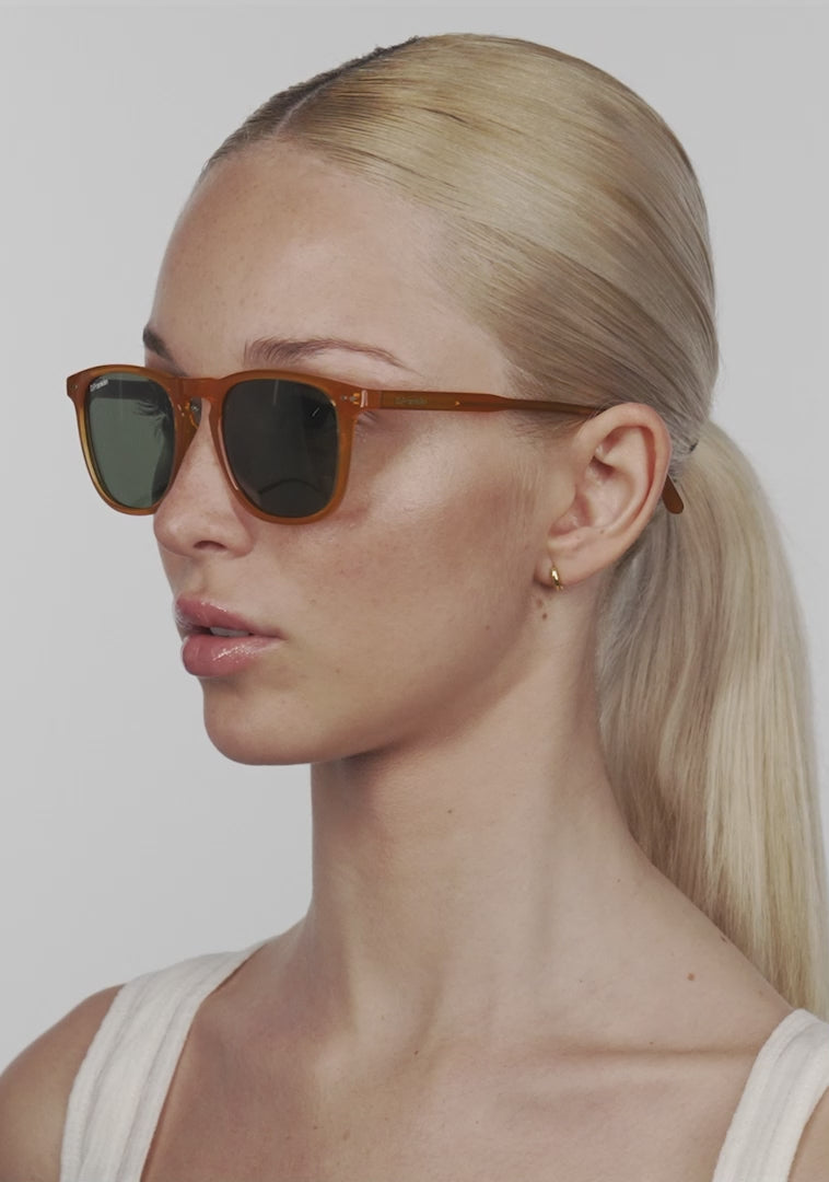 Carica video: Ultra Light SQ Med Amber / G15