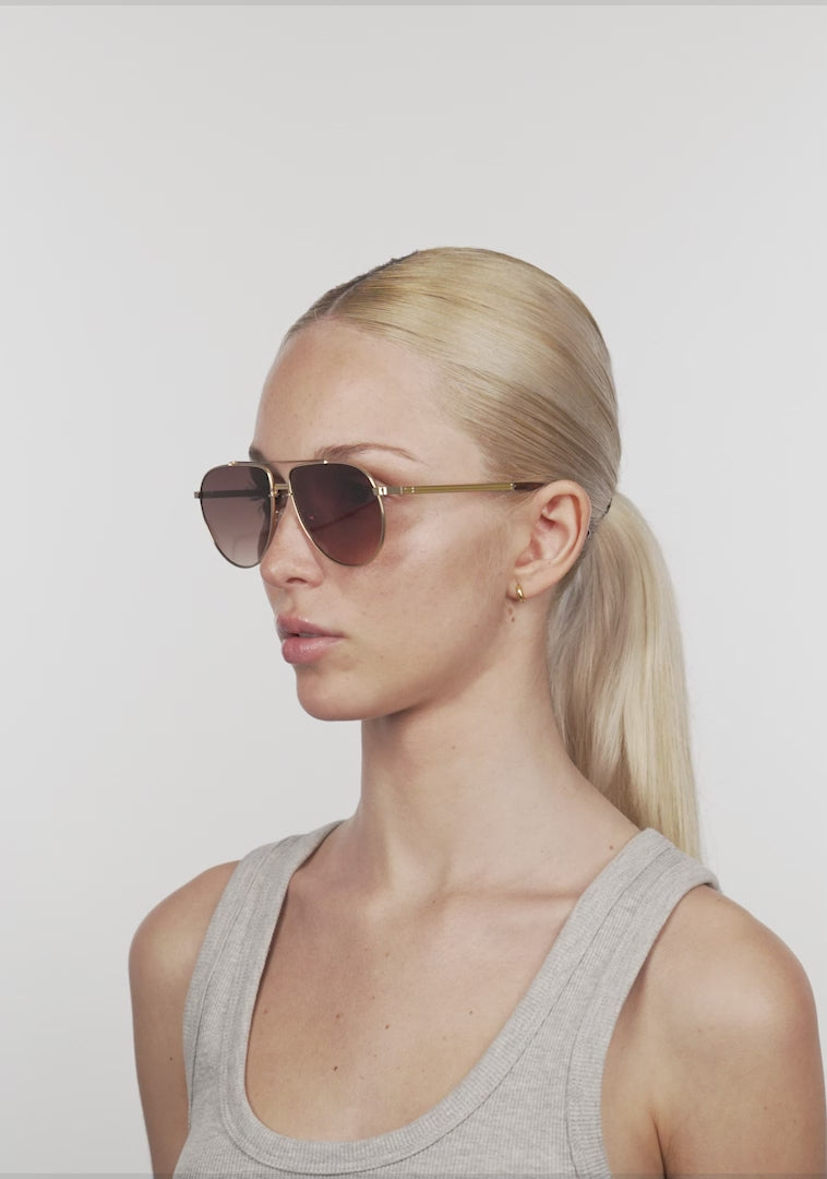 Carica video: Aviator Legacy Gold / Brown