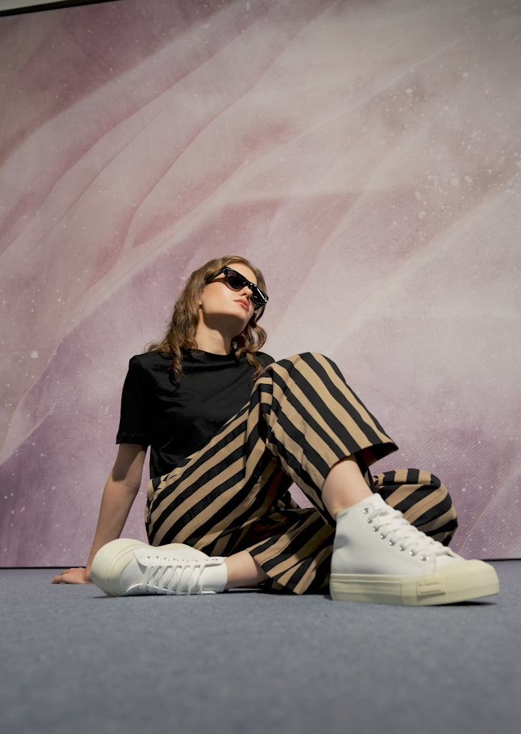 Carica video: One Way Nap White