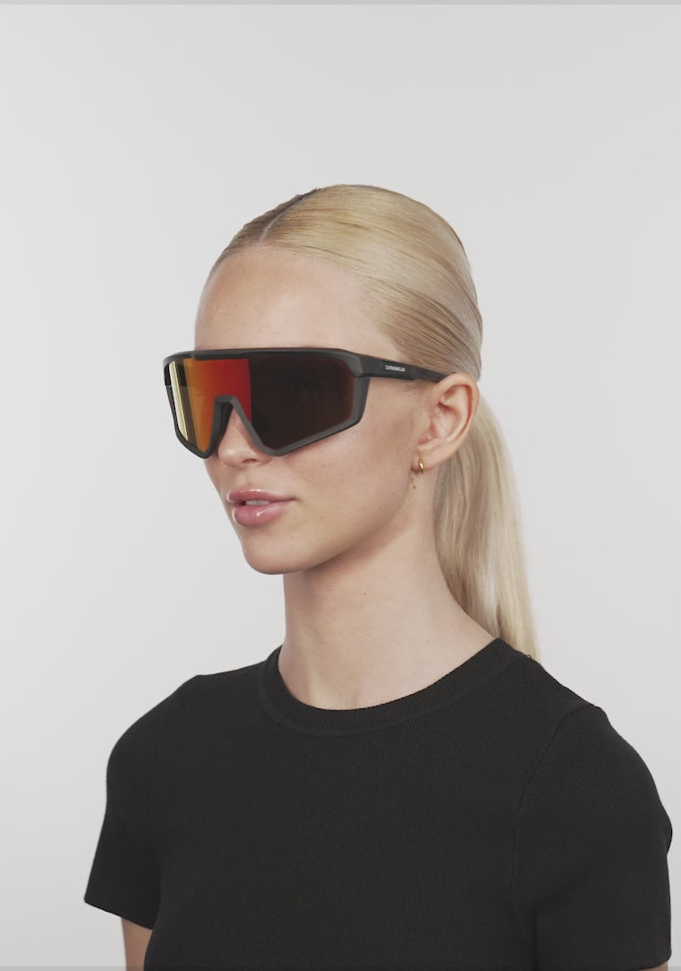 Carica video: Hurricane Black / Red
