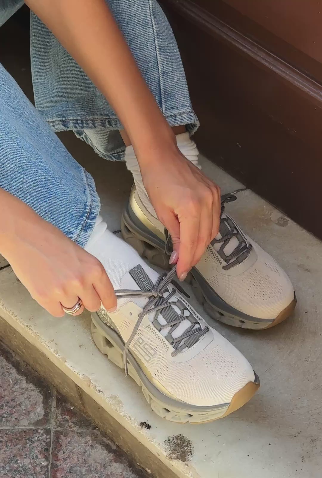 Carica video: Aero Sneakers Mesh Cream / Gold