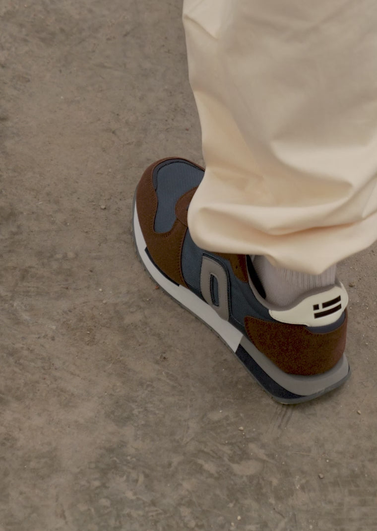 Carica video: 535 Brown / Navy
