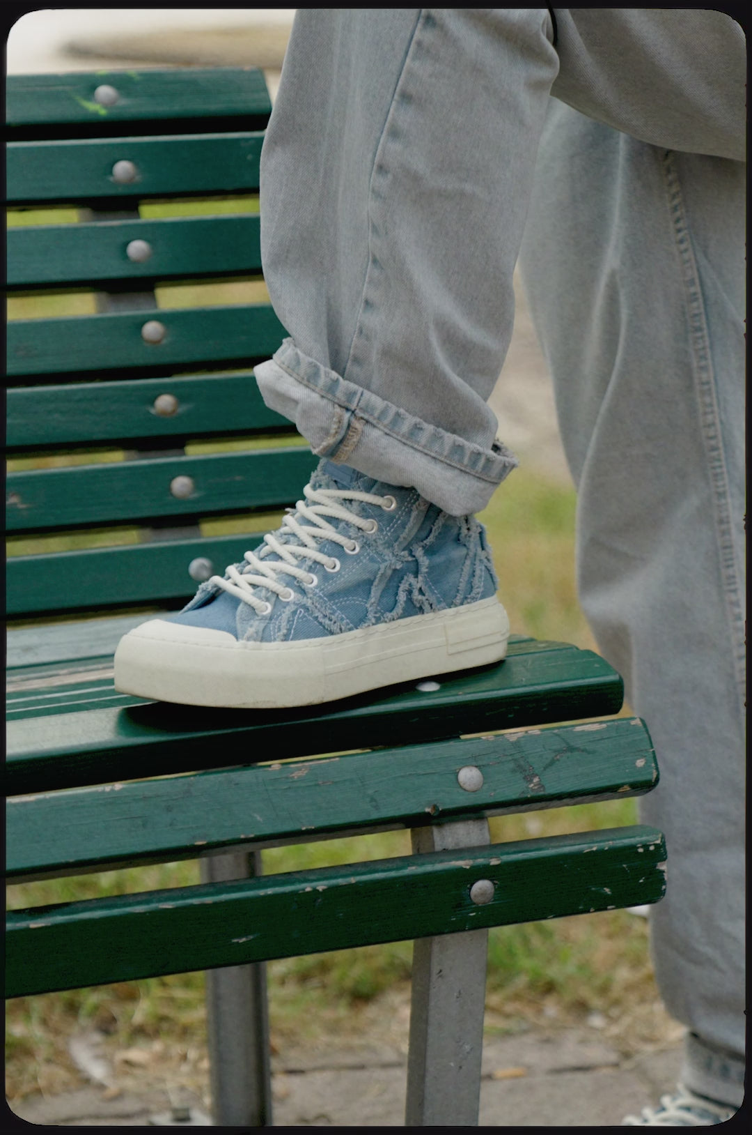 Carica video: One Way High Denim
