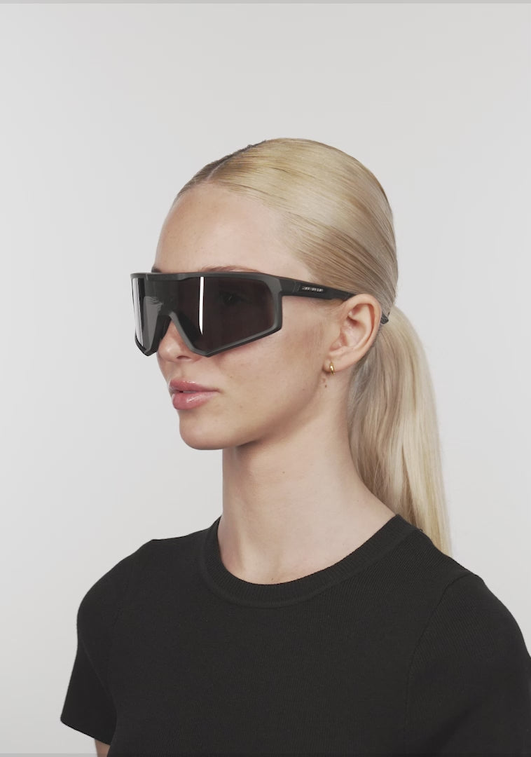 Load video: Hurricane Black / Black