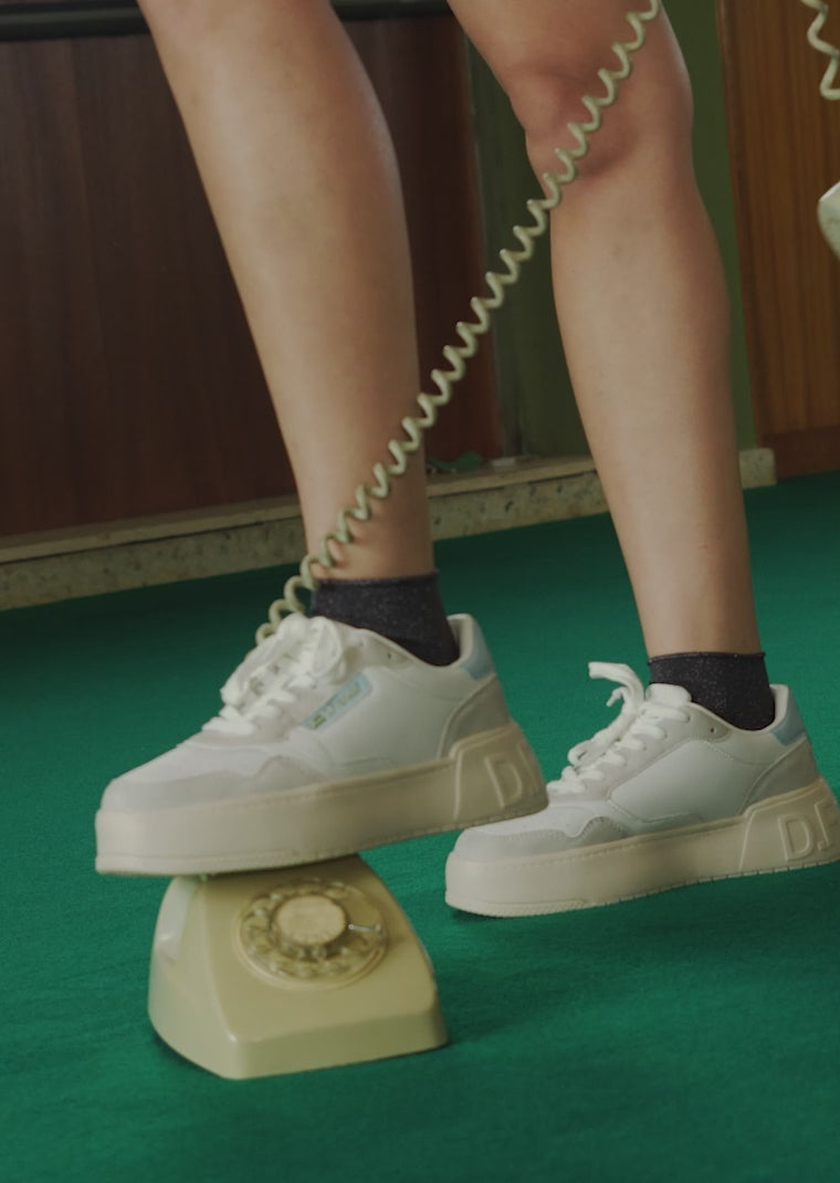 Carica video: Low Court Basic White / Blue